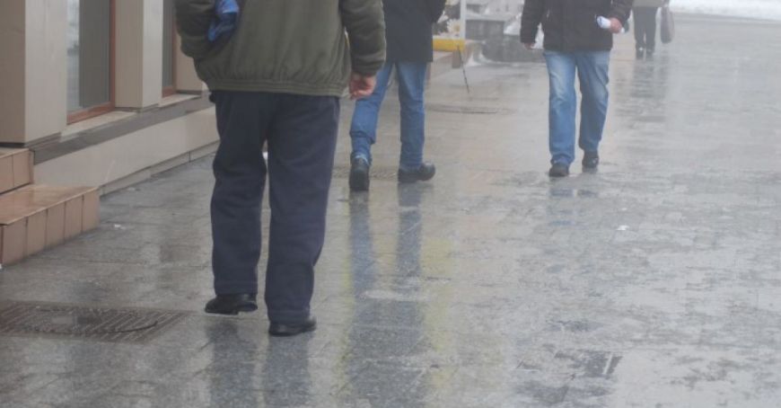 Peste 100 de persoane din capitală s-au ales cu fracturi din cauza poleiului de pe trotuare