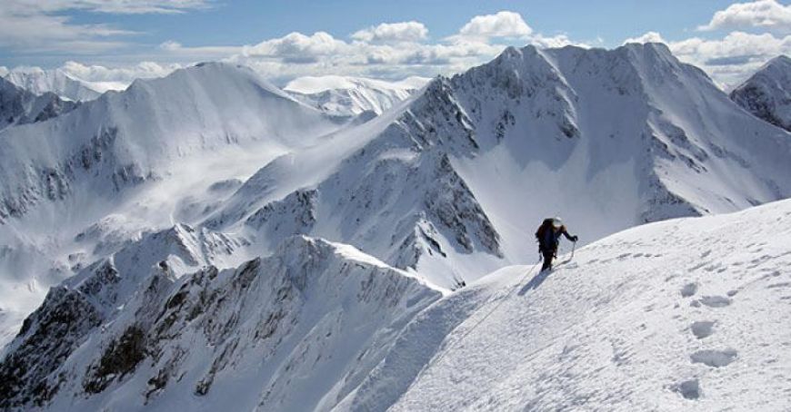 Avertisment de risc sporit de avalanşă în munţii din România