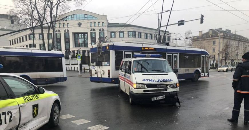 O maşină a poliţiei s-a ciocnit cu o ambulanţă în capitală