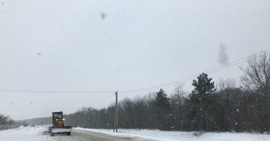 Pietonii şi conducătorii auto sunt îndemnaţi să se abţină de la călătorii lungi
