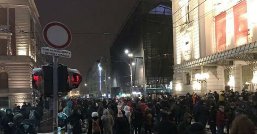 Mii de persoane au protestat la Belgrad