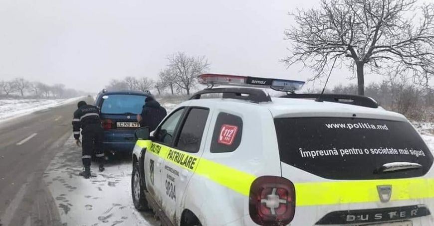 Pe drumurile din ţară se circulă în condiţii de iarnă