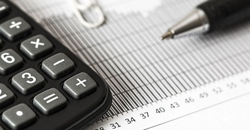 Cetăţenii sunt îndemnaţi să reclame cazurile în care băncile le percep comisioane prea mari