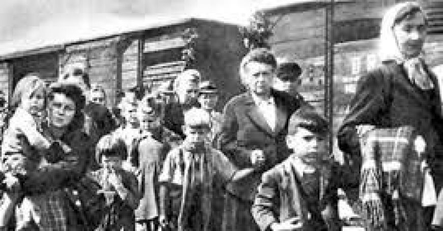 Drama famiilor deportate în Bărăgan redată printr-o expoziţie foto documentară
