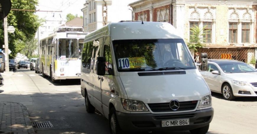 Proprietarii de maxi-taxi din capitală vor fi scutiţi de plata taxelor