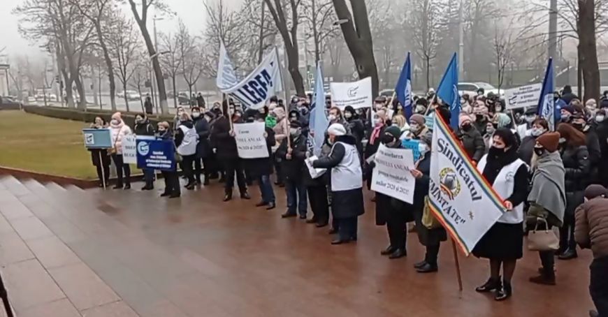 Protest în faţa Parlamentului organizat de sindicalişti