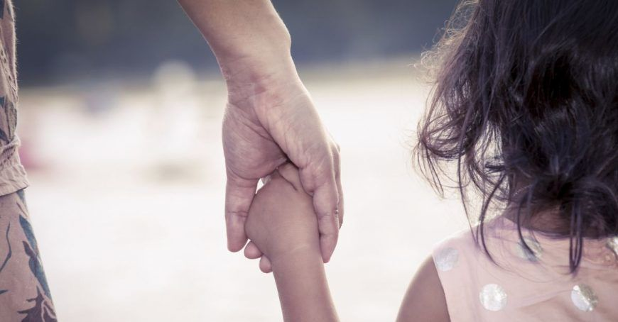 „În braţele mamei”: Cunoaşte povestea de viaţă a Marinei, mama care îşi doreşte un altfel de viitor pentru fiica ei (VIDEO)