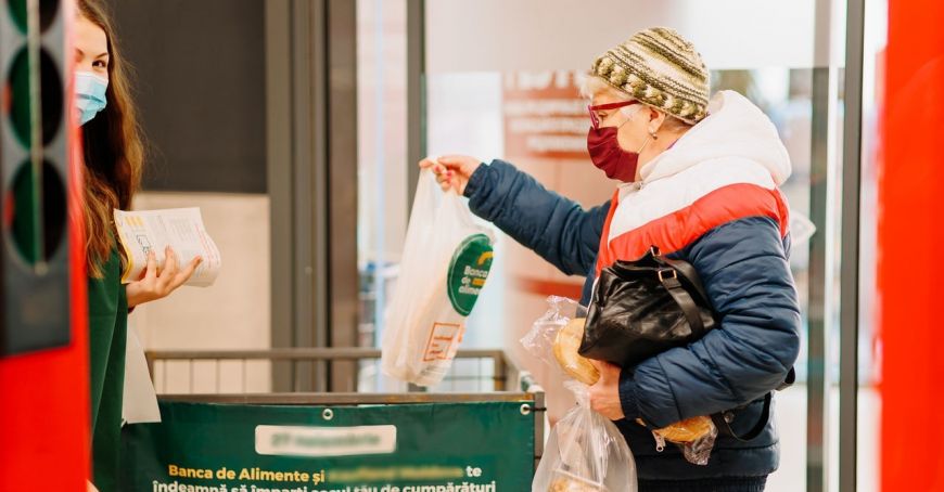 „Mai puţină risipă, mai mult bine”. Colectă de alimente pentru familii nevoiaşe şi bătrâni (VIDEO)