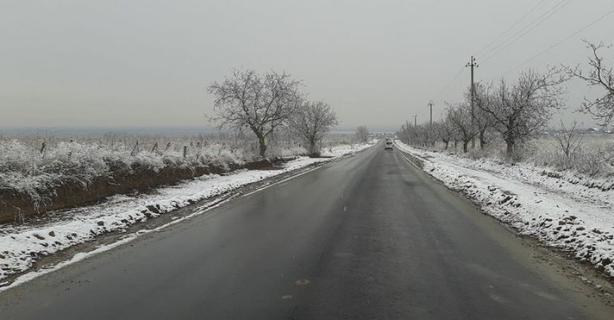 Pe drumurile din ţară se circulă în condiţii de iarnă