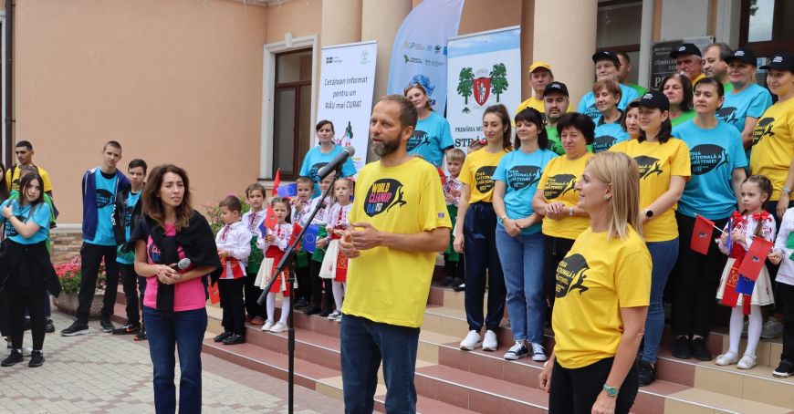 Mai mulţi ambasadori au participat la o acţiune de curăţare a spaţiilor publice din Străşeni (VIDEO)